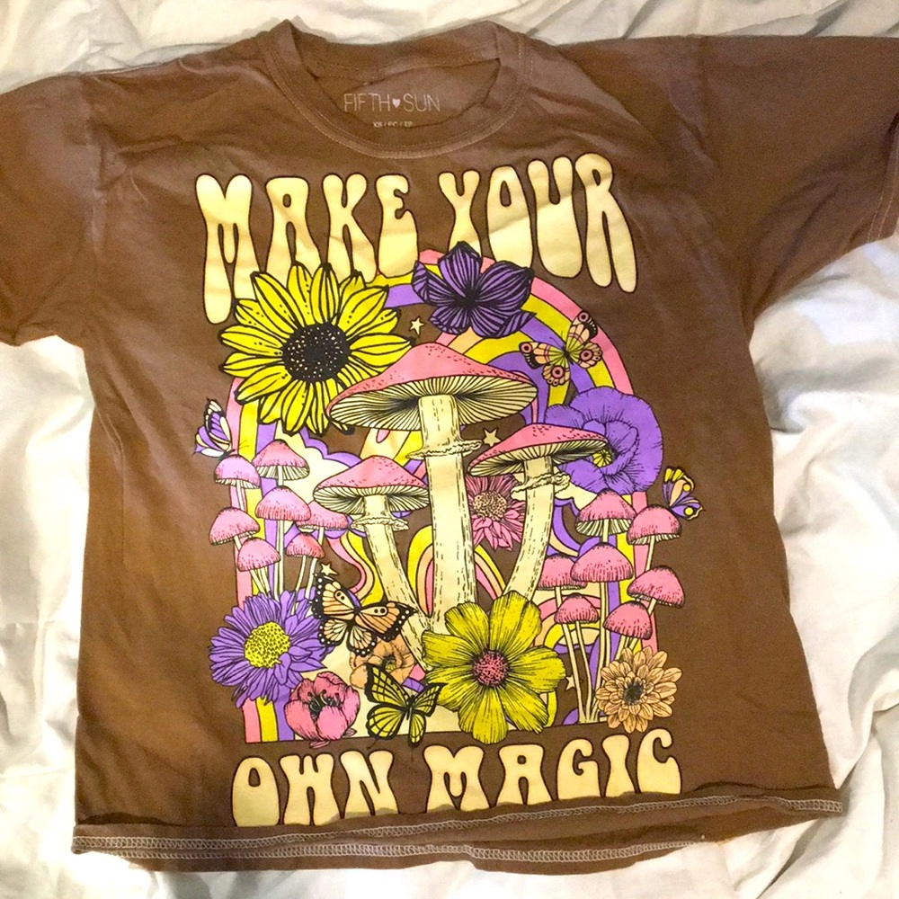 Fifth sun shirt, with mushroom print. Woman’s xs